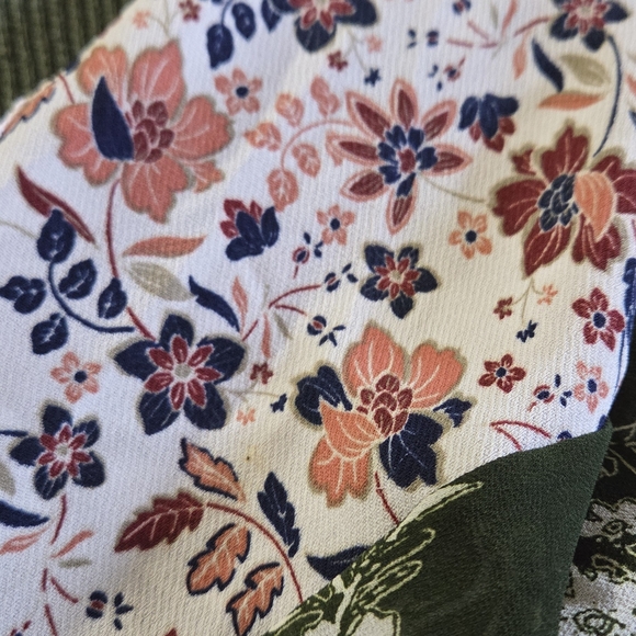 Francesca's Collections Green Floral Sleeve Blouse - Picture 4 of 7